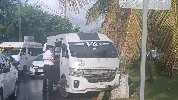 Choca combi contra poste en la avenida Xcaret; una pasajera resultó lesionada