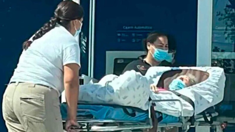 Abuelita es trasladada en camilla a cajero automático