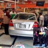Mujer mayor lesiona a 11 personas al entrar con todo y auto a Supermercado