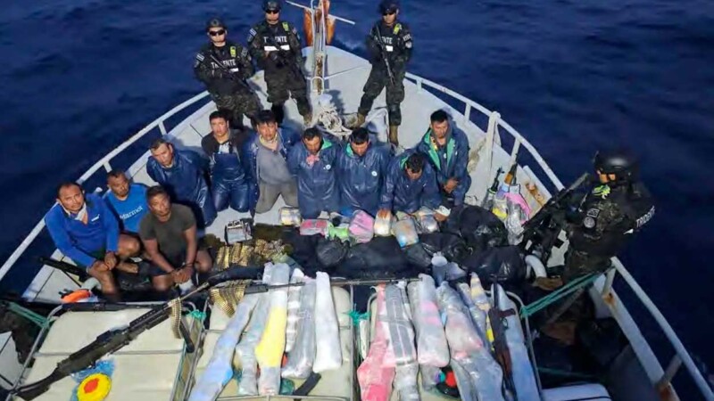 Marina de El Salvador incauta lancha mexicana con arsenal de armas de guerra