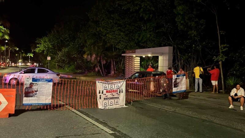 Bloquean madres buscadoras bulevar Kukulcán en ZH de Cancún