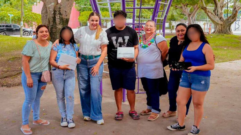 Premia Cecilia Patrón a estudiantes de Mérida