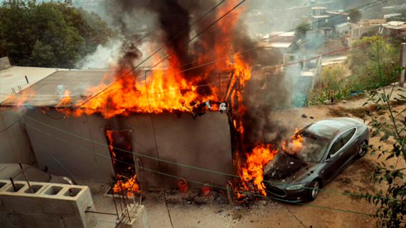 Sujeto en Tijuana carga su Tesla con un "diablito" y causa incendio