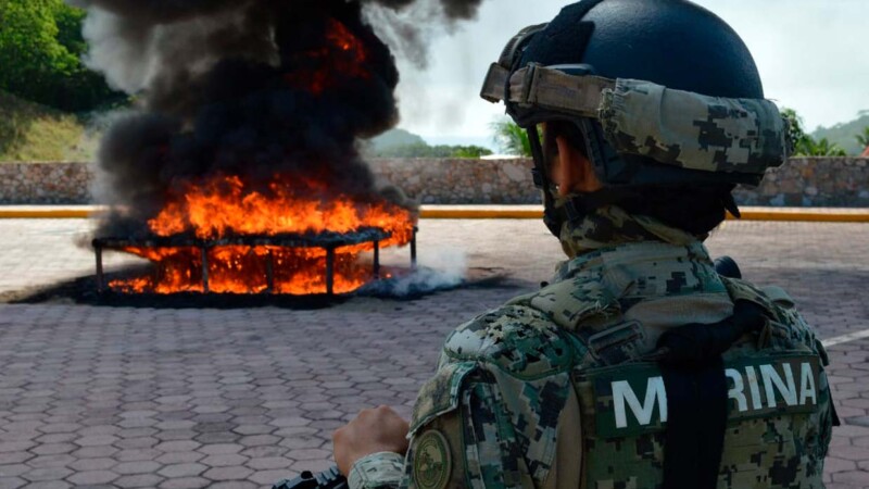 Incinera Semar dos toneladas de cocaína incautada en Oaxaca
