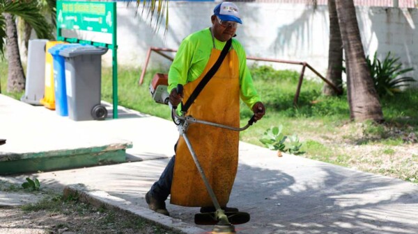 Gobierno Municipal refuerza la limpieza en los planteles escolares de Isla Mujeres