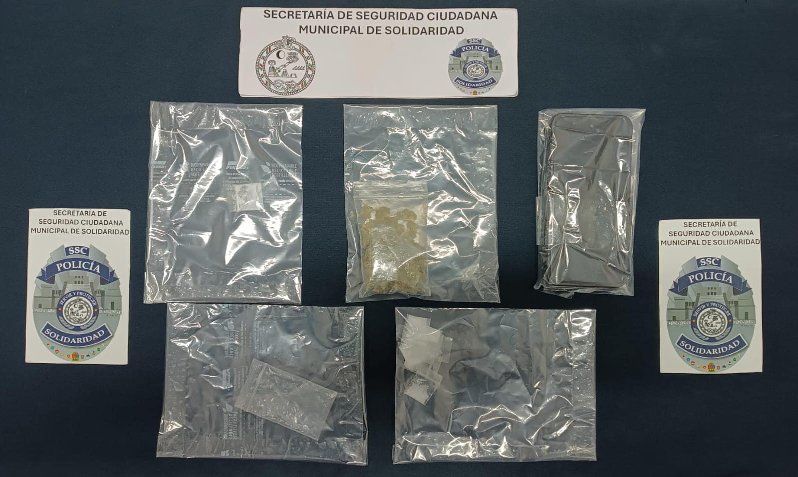 En Playa del Carmen detienen a dos narcomenudistas; los elementos de la Policía Municipal lograron el decomiso de algunas dosis de drogas.