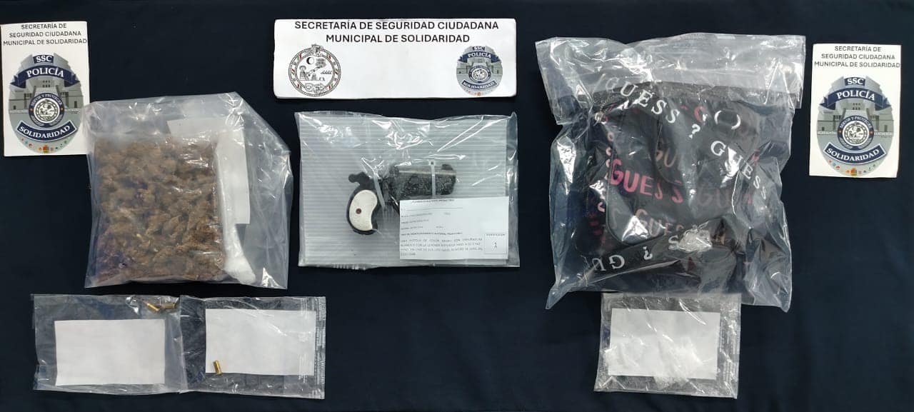 Detienen a pareja tras una riña por droga en Playa del Carmen; la Policía Municipal aseguró un arma de fuego, cartuchos útiles y posibles narcóticos.