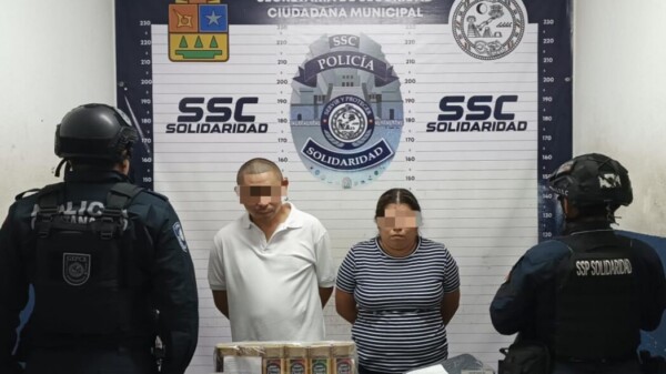 Detienen a pareja por robo a comercio en Playa del Carmen