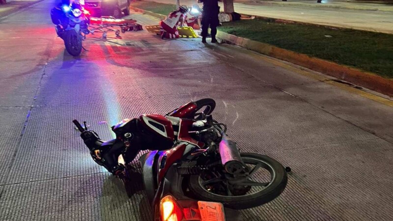 Grave pareja de motociclistas tras derrapar en la avenida Tulum (VIDEO)