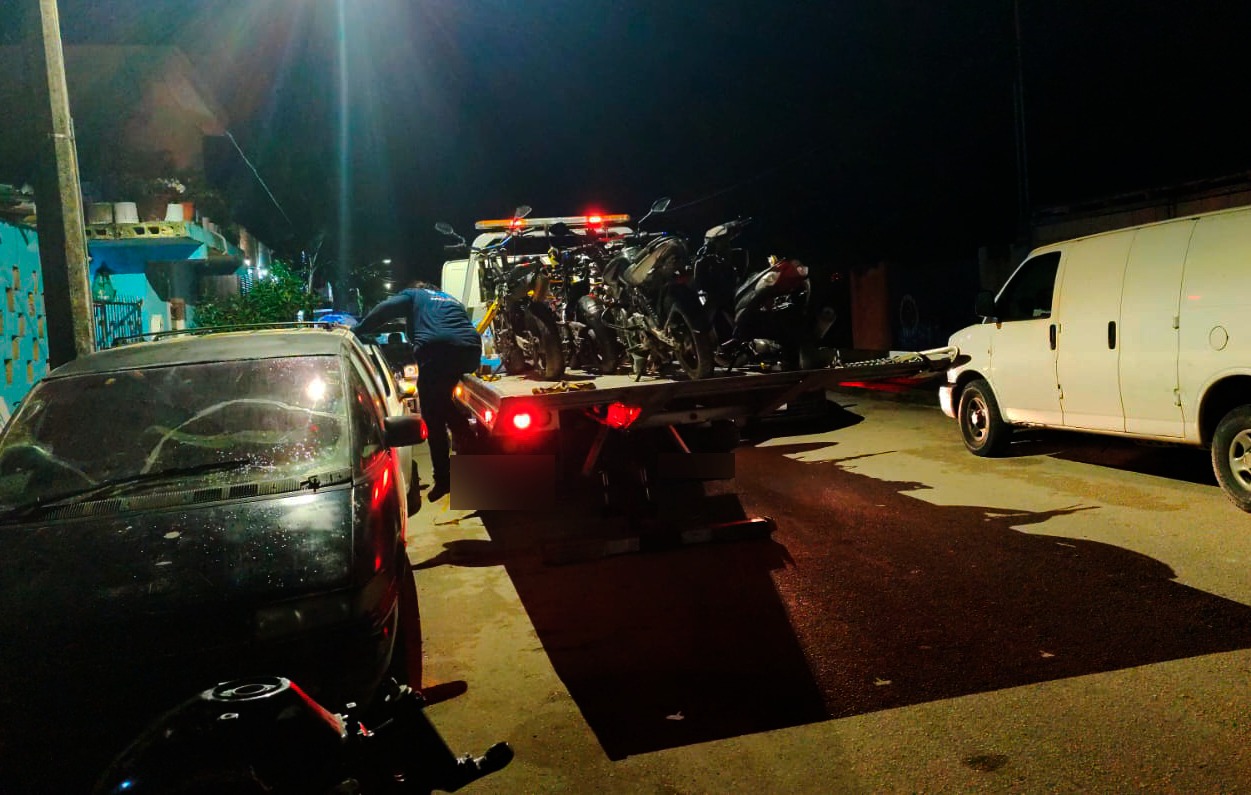 Asegura la FGE seis motocicletas en cateo a un inmueble en Playa del Carmen; cinco presentan posibles alteraciones y una más cuenta con reporte de robo.