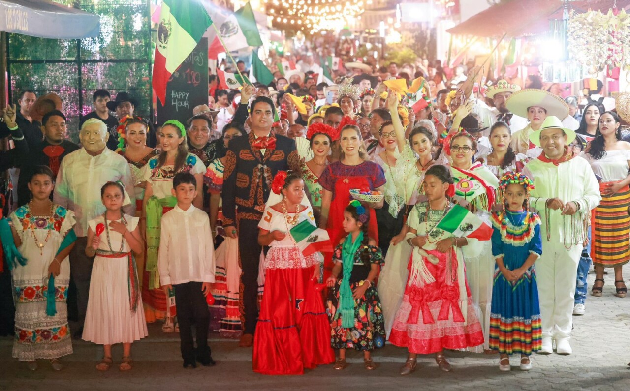 Atenea Gómez Ricalde celebra el Grito de Independencia con el pueblo de Isla Mujeres
