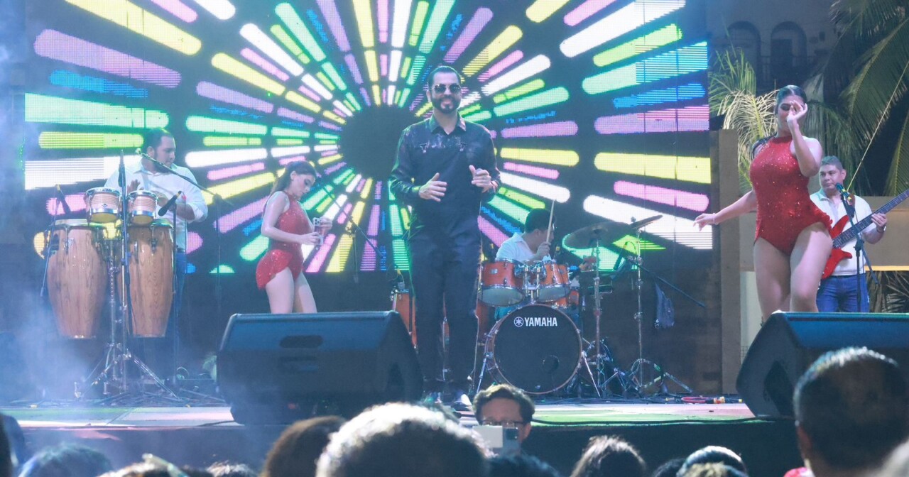 Atenea Gómez Ricalde celebra el Grito de Independencia con el pueblo de Isla Mujeres