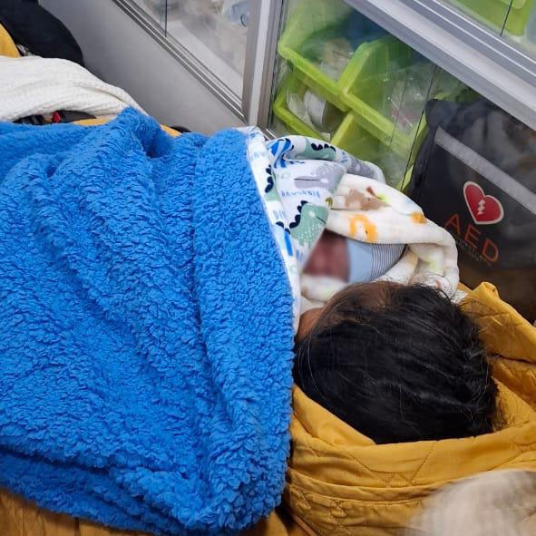 Atienden paramédicos el nacimiento de un bebé en Cancún; tanto la madre como el recién nacido se encuentra bien y fueron trasladados al IMSS de la 510.