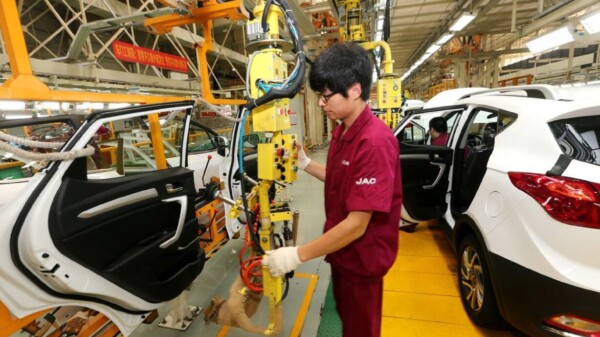 Impone EU aranceles del 100% a automóviles eléctricos chinos