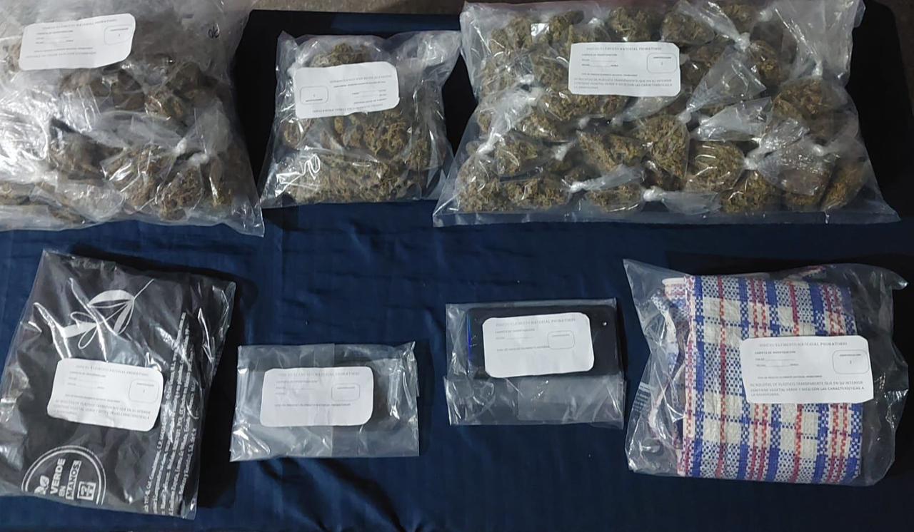 Detenidos con droga en Paseos del Mar; uno es mototaxista; les decomisaron 155 bolsitas con marihuana.