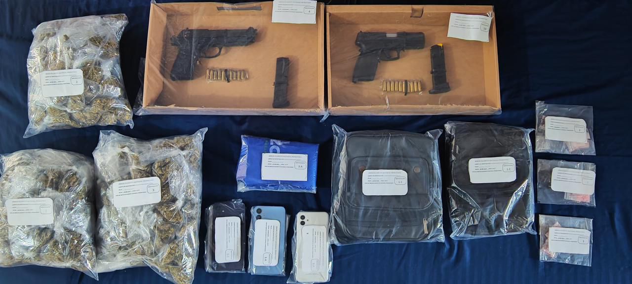 Detienen a tres narcomenudistas en la Zona Hotelera de Cancún; les decomisaron más de 250 bolsitas con drogas y dos armas de grueso calibre.