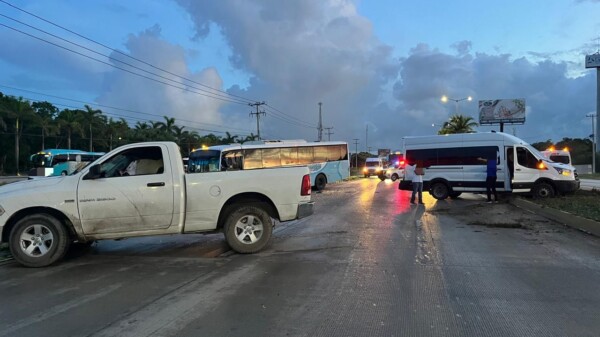 Dos accidentes simultáneos en el bulevar Colosio de Cancún