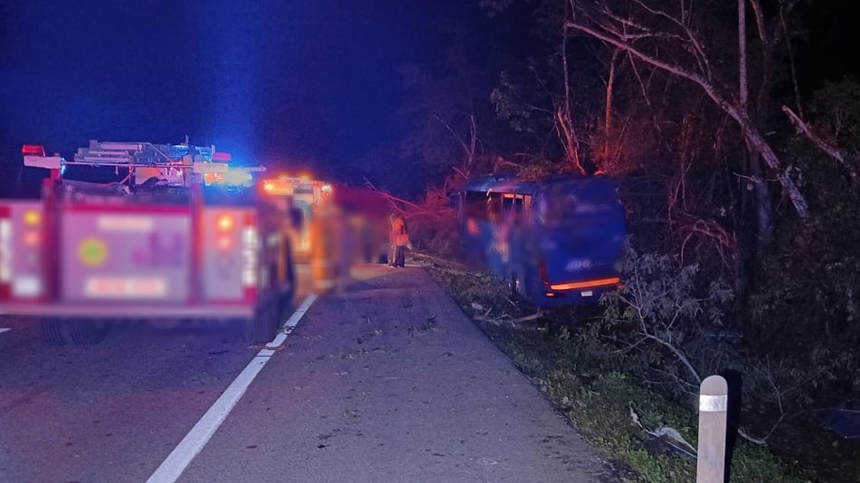 Autobús se sale de la carretera en la autopista Mérida-Cancún; la unidad del servicio de pasajeros se dirigía hacia Playa del Carmen.