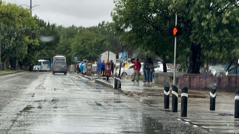 Limpian autoridades Cancún tras el paso del huracán Helen