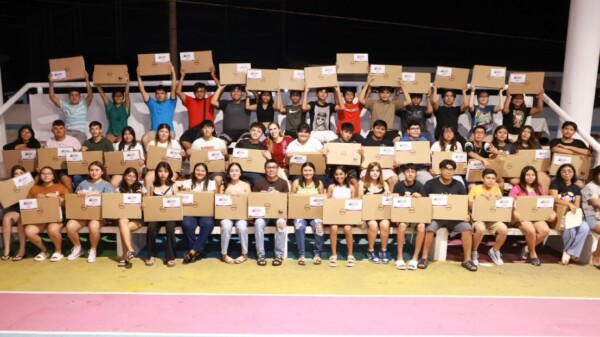 Atenea Gómez Ricalde entrega 300 computadoras a jóvenes de Isla Mujeres