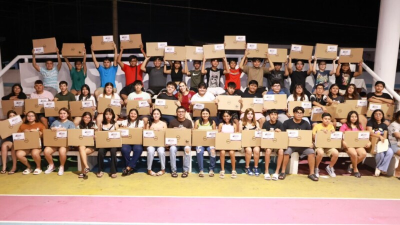 Atenea Gómez Ricalde entrega 300 computadoras a jóvenes de Isla Mujeres