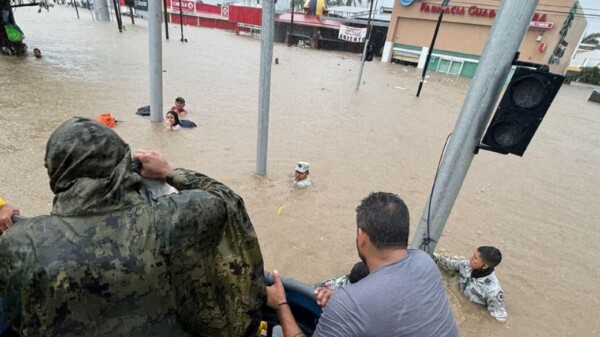 Colapsa John a Acapulco; calles son caudalosos ríos