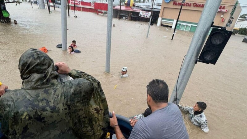 Colapsa John a Acapulco; calles son caudalosos ríos