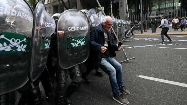 Felicita Milei a policías que reprimieron a jubilados
