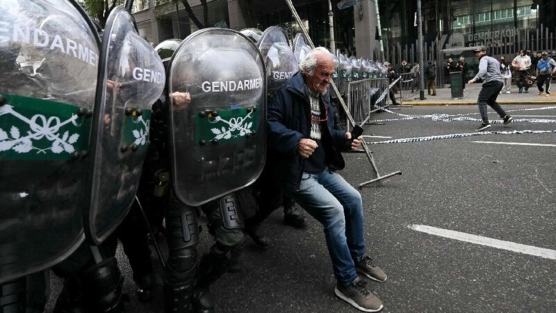 Felicita Milei a policías que reprimieron a jubilados