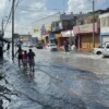 Sorprende intensa lluvia a cancunenses; inunda calles