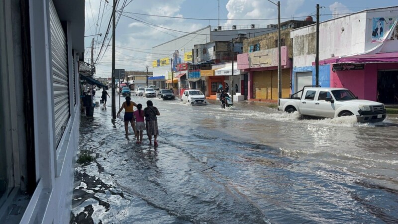 Sorprende intensa lluvia a cancunenses; inunda calles