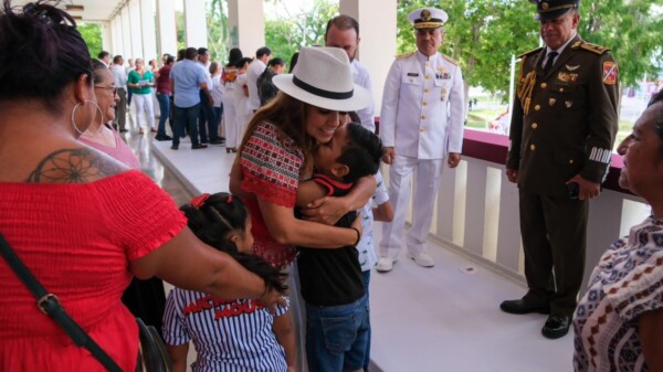 Conmemora Mara Lezama junto al pueblo la Independencia de México