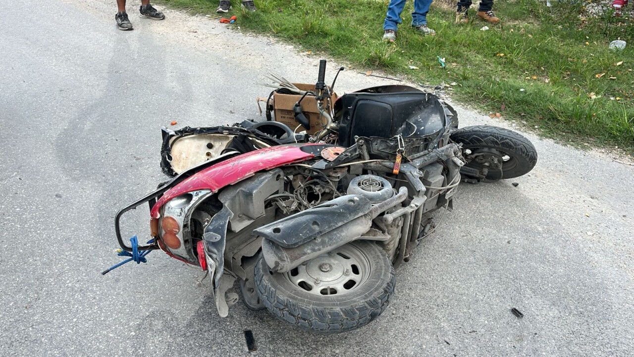 Motociclista muere tras chocar contra retroexcavadora en la Región 228 de Cancún; el accidente se registró en la calle 67 con la avenida 20 de Noviembre.