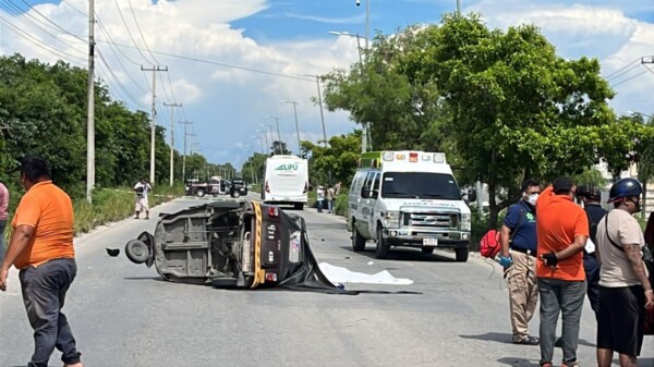 Muere mototaxista al chocar contra un autobús en Cancún