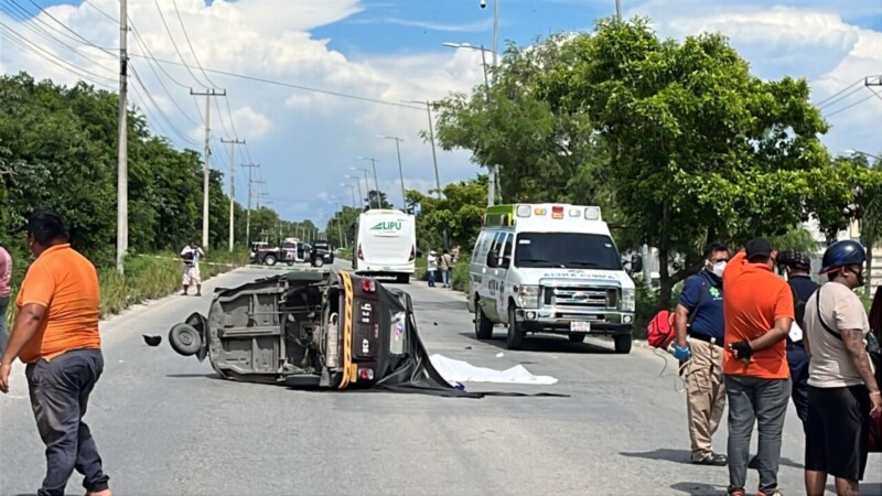 Muere mototaxista al chocar contra un autobús en Cancún
