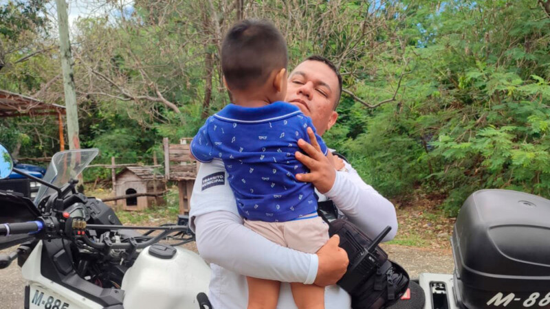 Oficial de Tránsito de Cancún resguarda a menor