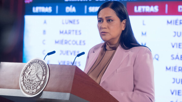 Analizará Sheinbaum pensión a adultos mayores en el extranjero