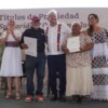 Entrega AMLO títulos de propiedad a pobladores de la Colosio