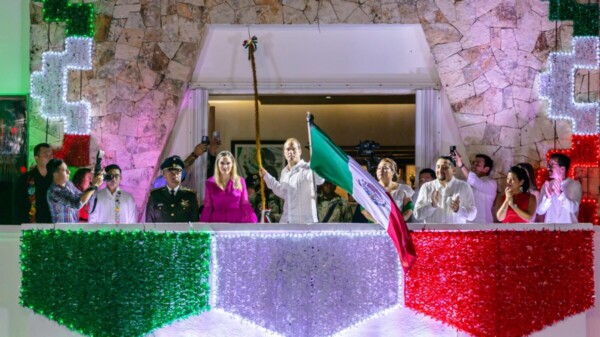 Diego Castañón encabeza tradicional grito de independencia frente a 5 mil tulumnenses