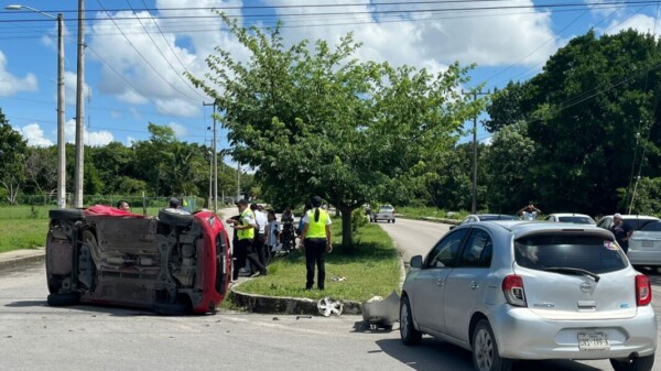 Volcadura de un vehículo en Paseos Kabah de Cancún