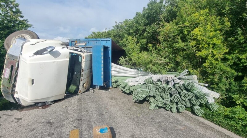 Volquete termina volcado en la carretera Leona Vicario