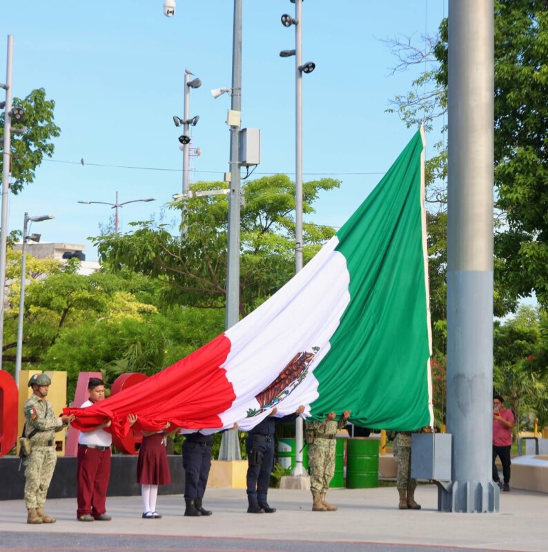 Con orgullo, se colocó una nueva Bandera Nacional en el asta frente al Palacio Municipal con lo que dan inicio formal a ocho eventos en septiembre.