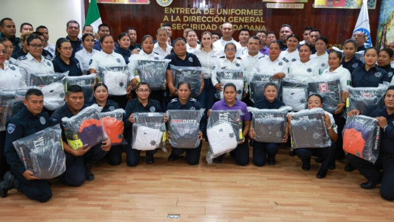 Atenea Gómez Ricalde entrega kits de uniformes nuevos a la Policía de Isla Mujeres