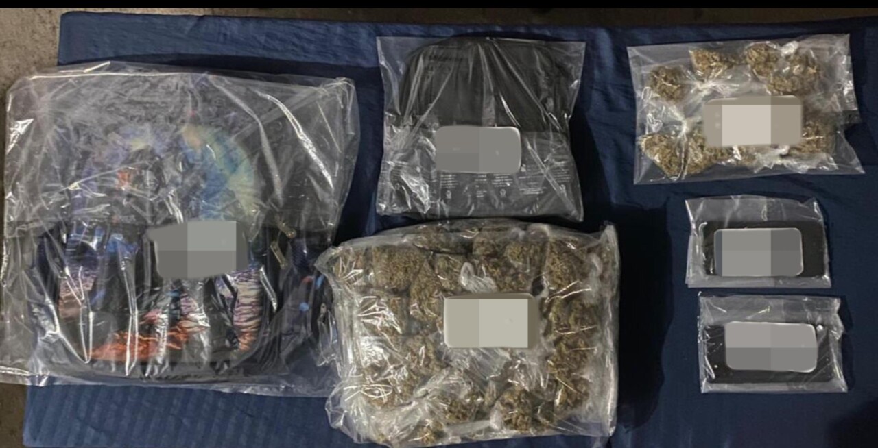 Detienen a 2 menores con droga en Cielo Nuevo en Cancún; les decomisaron 90 bolsitas con marihuana lista para su venta.