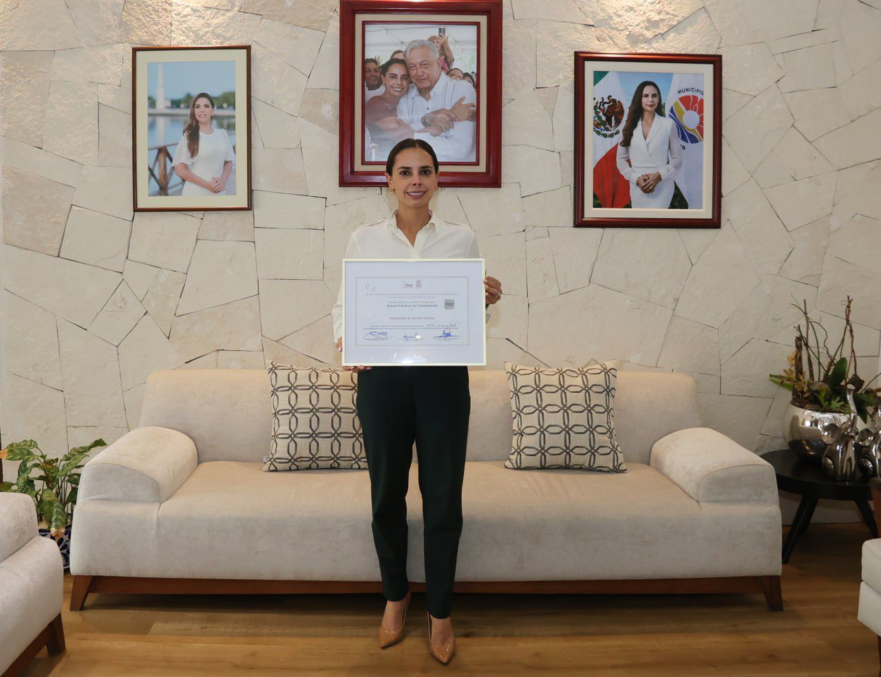 Recibe Ana Paty Peralta reconocimiento por alcanzar 93.10 % de cumplimiento en el Índice Global de Cumplimiento de las Obligaciones de Transparencia (IGCOT).