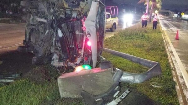 Aparatoso accidente de una van en el bulevar Colosio de Cancún