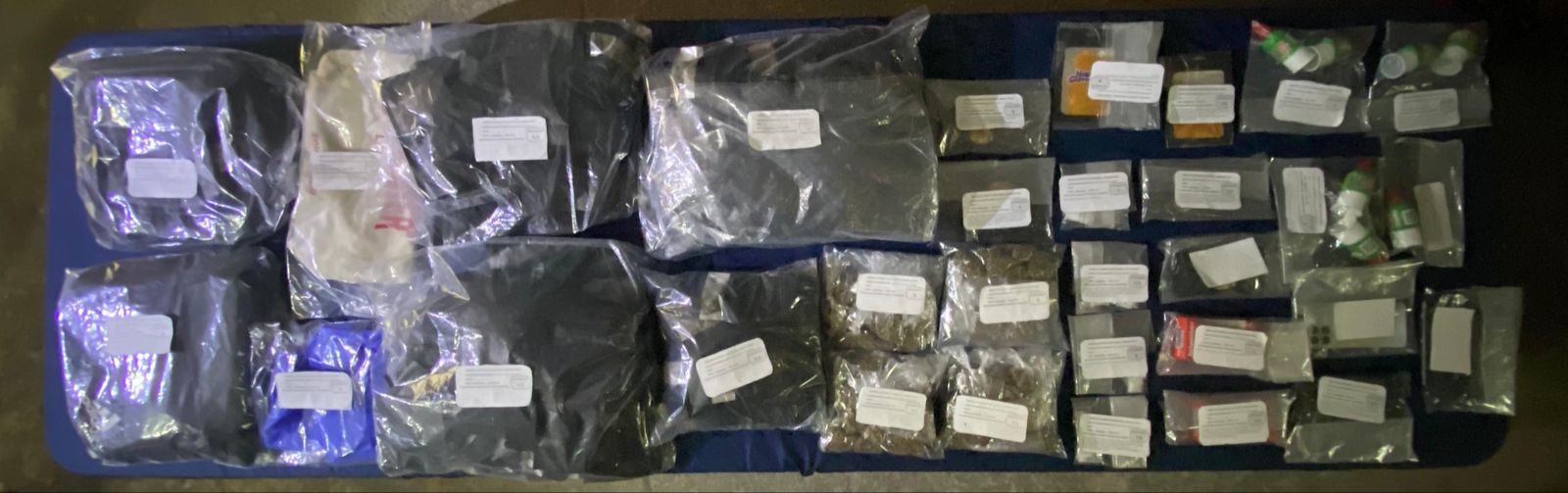 Detienen a cuartero de narcomenudistas en Los Héroes en Cancún; les decomisaron más de 150 dodeis de diversos enervantes.