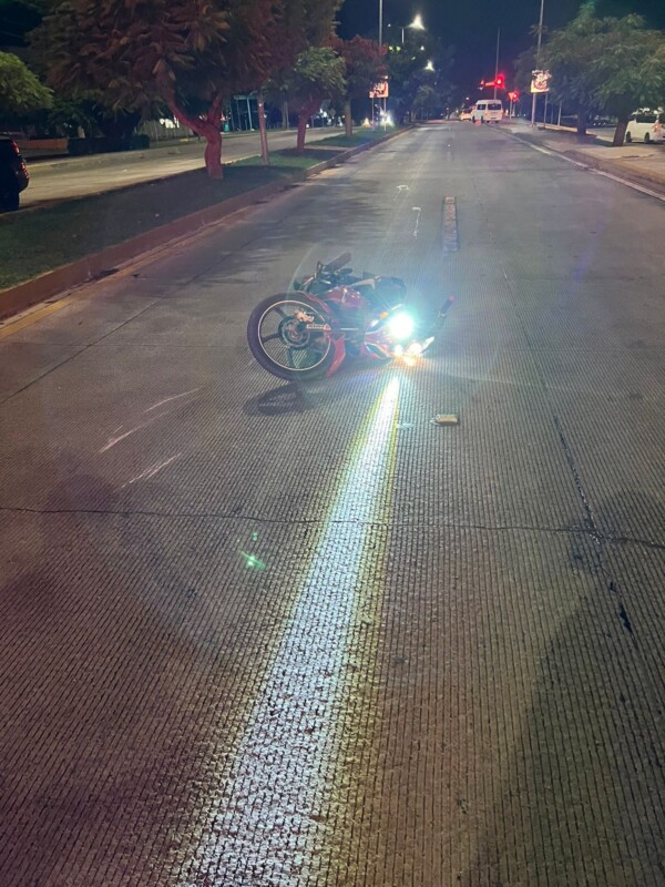 Grave pareja de motociclistas tras derrapar en la avenida Tulum; al parecer el exceso de velocidad fue actor para el accidente esta madrugada.