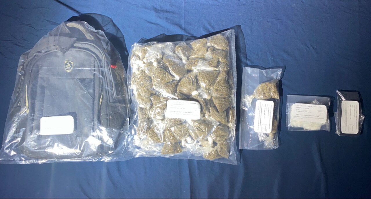 Detienen a sujeto con droga en el fraccionamiento Real Valencia en Cancún; a Carlos “N” le decomisaron varias bolsitas con enervante.