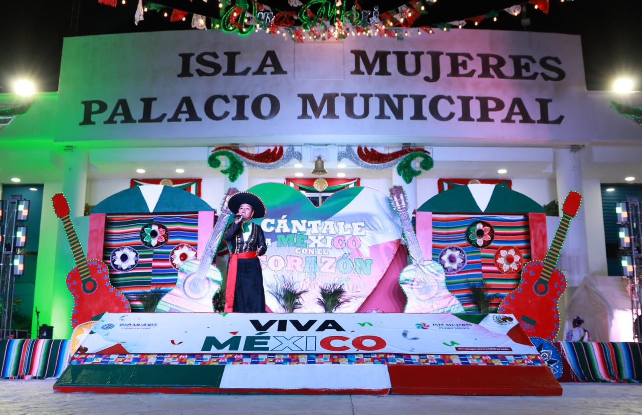 Los concursantes tuvieron la oportunidad de demostrar su talento en el escenario, que se instaló en la Explanada Municipal de la Zona Insular.